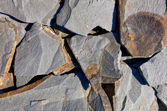 <strong>大板</strong>岩石灰色的砂岩骨折生锈污渍明亮的阳光