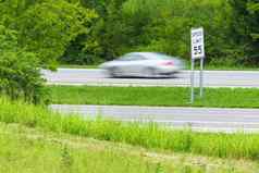 超速行驶车条纹速度限制标志