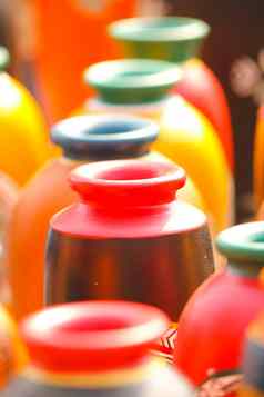色彩斑斓的瓦花瓶太阳干