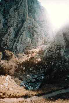 光豆进入巨大的岩石山西班牙