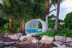 轮小屋棕榈树桑迪海滩