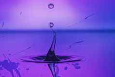 水滴溅紫色的飞溅背景