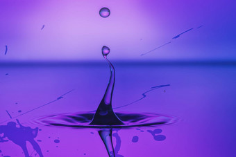 水滴溅紫色的飞溅背景