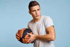 男人。篮球球蓝色的背景体育运动游戏模型白色t恤能源
