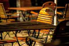 空椅子桌子花园餐厅