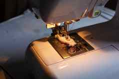 特写镜头缝纫机光工作场所裁缝缝纫行业