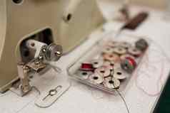盒子金属线轴彩色的线程缝纫机加载机裁缝行业概念