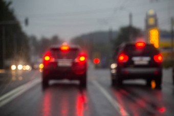 散焦图片晚上街车交通雨视图路