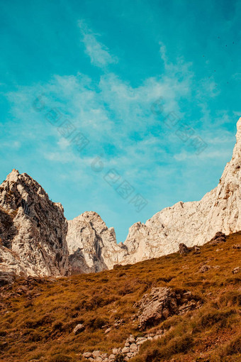 色彩斑斓的岩石生动的蓝色的天空夏天一天山