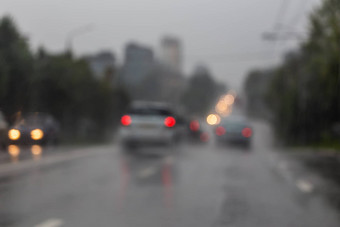 散焦图片晚上街车交通雨视图路