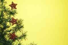 松柏科的分支机构圣诞节树装饰一年的黄色的背景复制空间
