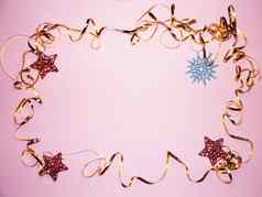 波浪框架使黄金丝带星星雪花粉红色的背景复制空间一年圣诞节