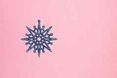 蓝色的雪花粉红色的背景复制空间圣诞节背景