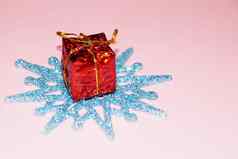 蓝色的雪花红色的礼物盒子粉红色的背景复制空间圣诞节背景