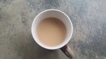 美丽的<strong>咖啡</strong>白色杯子黑色的<strong>奶茶</strong>地板上