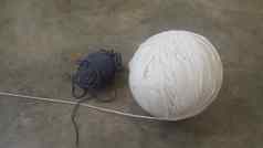 色彩斑斓的球线程羊毛纱针织灰色地板上背景