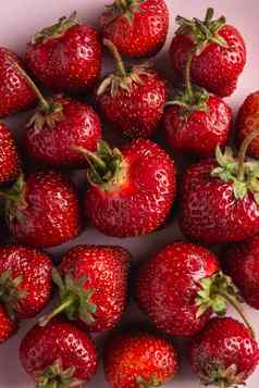 新鲜的成熟的草莓水果粉红色的板夏天维生素浆果