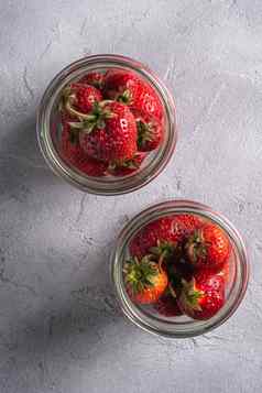 新鲜的成熟的草莓水果玻璃罐子