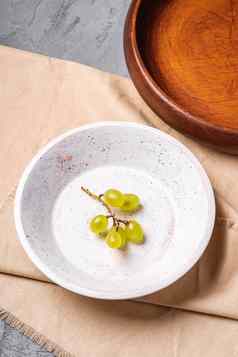 新鲜的成熟的白色葡萄浆果木碗板亚麻