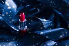 红色的口红蓝色的丝绸闪亮的闪闪发光的背景奢侈品化妆美化妆品
