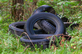 被丢弃的车轮胎森林非法<strong>垃圾</strong>填埋场问题自然污染消费者浪费