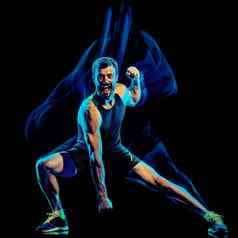 健身有氧运动拳击锻炼身体战斗男人。孤立的黑色的背景