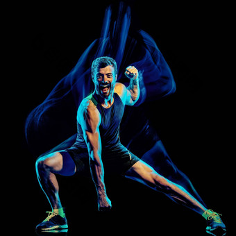健身有氧运动拳击锻炼身体战斗男人。孤立的黑色的背景