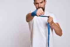 运动型男人。白色t恤拳击绷带手练习打击练习改善技能