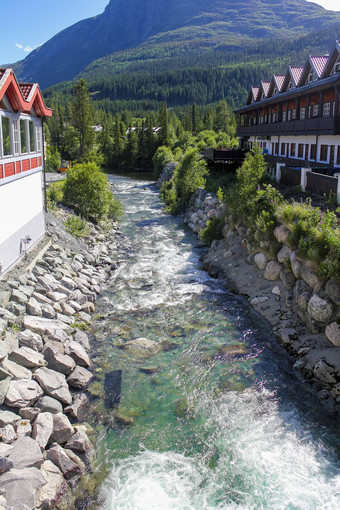 流动美丽的绿松石河水房子hemsedal挪威