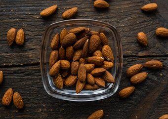 杏仁小板分散坚果杏仁板古董木表格背景杏仁健康的素食者蛋白质有营养的食物自然坚果零食