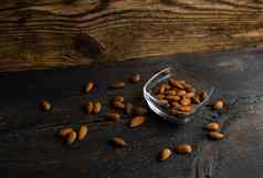 杏仁小板分散坚果杏仁板古董木表格背景杏仁健康的素食者蛋白质有营养的食物自然坚果零食