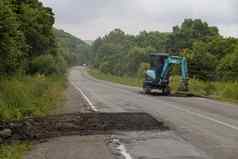 夏天primorsky边疆区俄罗斯修复坏路工人铺平道路坏路森林俄罗斯