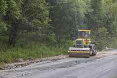 夏天primorsky边疆区俄罗斯修复坏路工人铺平道路坏路森林俄罗斯