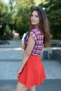 女孩学生红色的裙子格子衬衫