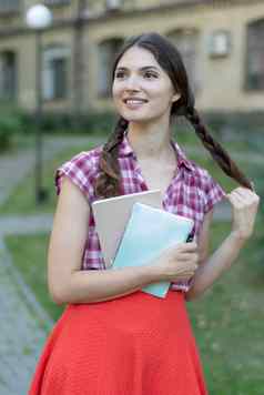 女孩学生红色的裙子格子衬衫