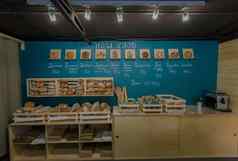 特写镜头新鲜的烤货物漂亮的安排显示木板条箱面包商店
