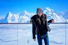 年轻的女人旅游schilthorn瑞士马格恩