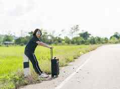 女人行李搭便车路