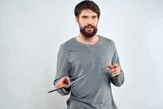 男人。灰色的毛衣平板电脑手情绪互联网技术生活方式光背景
