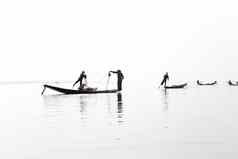 茵莱湖缅甸传统的intha渔夫划船腿