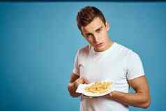 男人。薯条纸板板卡路里快食物蓝色的背景青少年模型裁剪视图