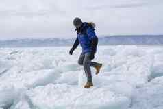 男人。走破碎的冰湖贝加尔湖俄罗斯