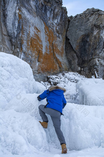 男人。攀爬<strong>冰</strong>湖贝加尔湖俄罗斯景观照片