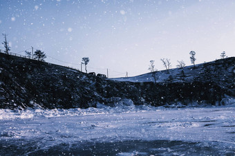 冬天降雪悬崖冻湖景观摄影