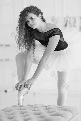 女孩<strong>芭蕾</strong>舞女演员卷曲的头发黑色的白色<strong>照片</strong>