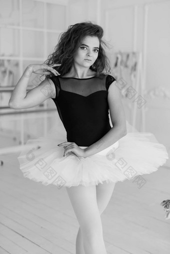 女孩芭蕾舞女演员卷曲的头发黑色的白色照片