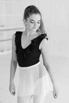 女孩芭蕾舞女演员卷曲的头发黑色的白色照片