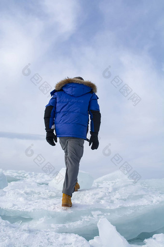 男人。走破碎的冰湖贝加尔湖俄罗斯