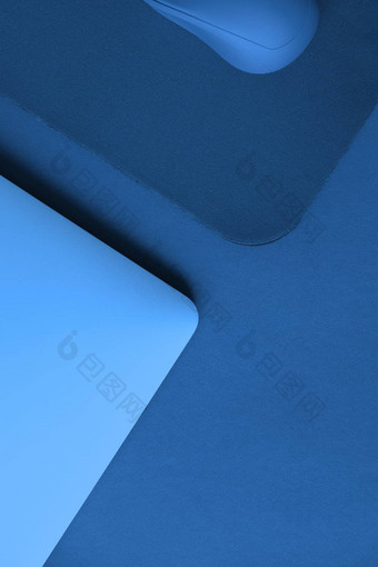 电脑鼠标笔记本鼠标垫蓝色的背景