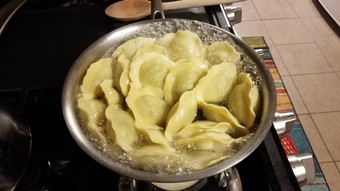 意式馄饨菠菜意大利面烹饪能沸腾水炉子